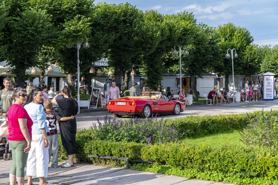 Sopot. Parada ulicą Bohaterów Monte Cassino do muszli...