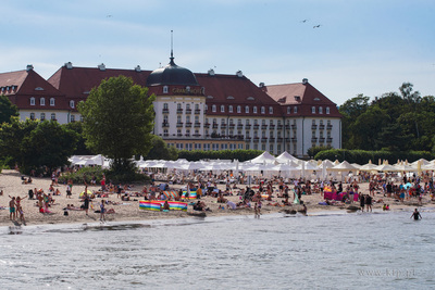 Sopot, plaża.  Nz. Tłum plażowiczów.  25.07.2022...