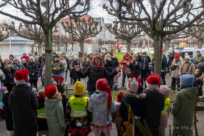 Sopot. Zapalenie światełek na ustrojonych przez dzieci...