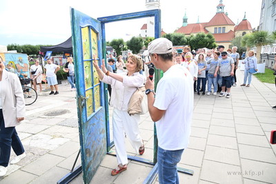 Symboliczne przejście przez Drzwi do Tolerancji. Marsz...
