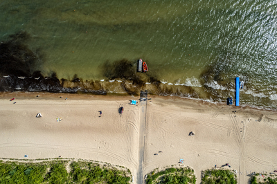 Wejscie na plażę na wysokości SKŻ i WOPR w Sopocie.
01.08.2022
fot....