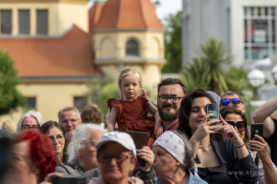 Sopot. Parada ulicą Bohaterów Monte Cassino do muszli...