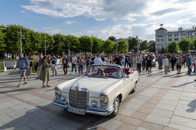 Sopot. Parada ulicą Bohaterów Monte Cassino do muszli...