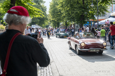 Sopot. Parada ulicą Bohaterów Monte Cassino do muszli...