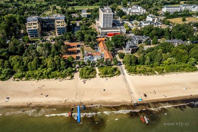 Wejscie na plażę na wysokości SKŻ i WOPR w Sopocie.
01.08.2022
fot....