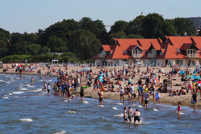 Sopot, plaża.  Nz. Tłum plażowiczów.  25.07.2022...