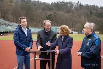 Podpisanie umowy na finansowanie budowy  strefy rozgrzewkowej,...