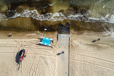 Wejscie na plażę na wysokości SKŻ i WOPR w Sopocie.
01.08.2022
fot....