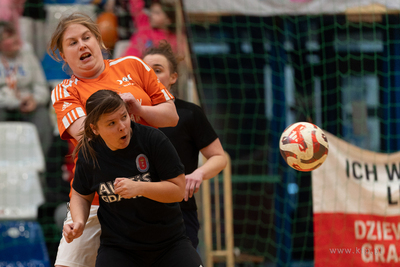 Hala 100-lecia w Sopocie.  Turniej piłki nożnej kobiet...