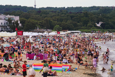 Sopot, plaża.  Nz. Tłum plażowiczów.  25.07.2022...