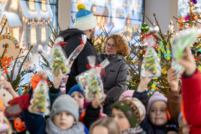 Sopot. Zapalenie światełek na ustrojonych przez dzieci...
