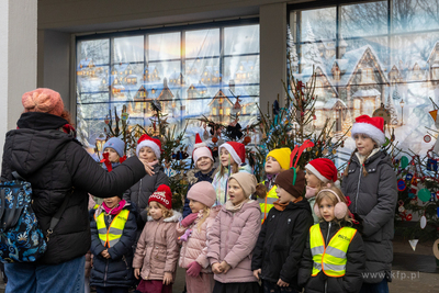 Sopot. Zapalenie światełek na ustrojonych przez dzieci...