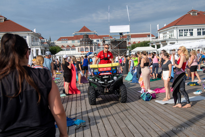 Joga na molo w Sopocie. 17.08.2024. Fot. Konrad Kosycarz...