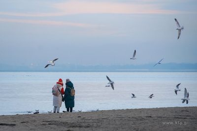 Sobotni, zimowy wieczór na plaży w Sopocie. 7.01.2023...