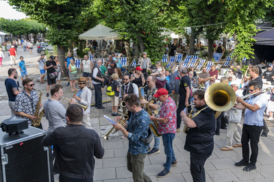 Sopot. Parada ulicą Bohaterów Monte Cassino do muszli...