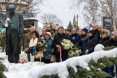 Złożenie kwiatów pod pomnikiem Władysława Bartoszewskiego....
