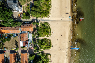 Wejscie na plażę na wysokości SKŻ i WOPR w Sopocie.
01.08.2022
fot....