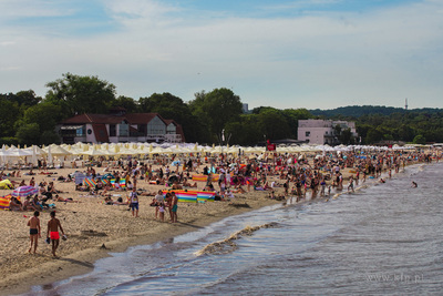 Sopot, plaża.  Nz. Tłum plażowiczów.  25.07.2022...