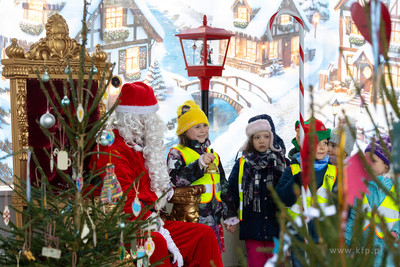Sopot. Zapalenie światełek na ustrojonych przez dzieci...