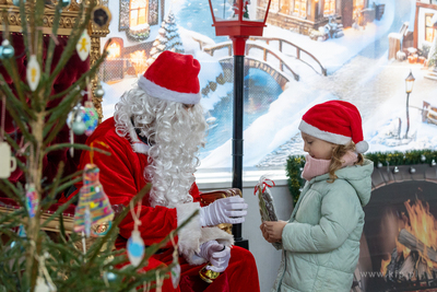 Sopot. Zapalenie światełek na ustrojonych przez dzieci...