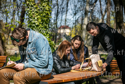 Sopocka Majówka z biblioteką przy ulicy Goyki. Szukanie...