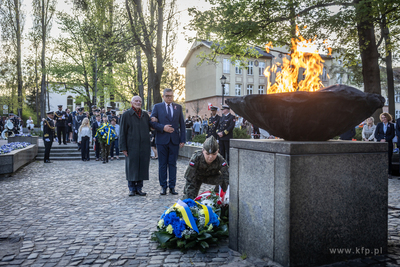 Złożenie kwiatów pod pomnikiem Martyrologii Polskich...