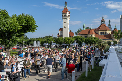 Sopot. Parada ulicą Bohaterów Monte Cassino do muszli...