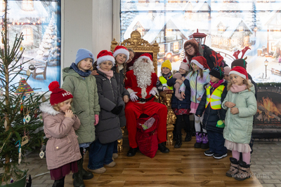 Sopot. Zapalenie światełek na ustrojonych przez dzieci...