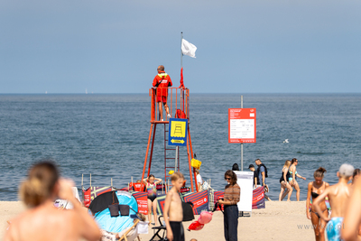 Ratownik WOPR na wieżyczce na plaży w Sopocie. 15.07.2026...