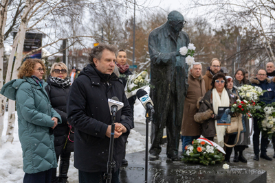Złożenie kwiatów pod pomnikiem Władysława Bartoszewskiego....