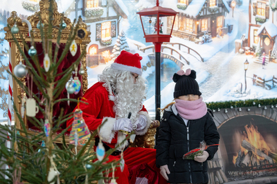 Sopot. Zapalenie światełek na ustrojonych przez dzieci...