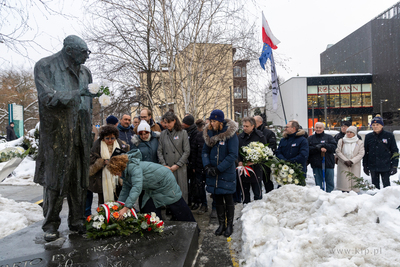 Złożenie kwiatów pod pomnikiem Władysława Bartoszewskiego....