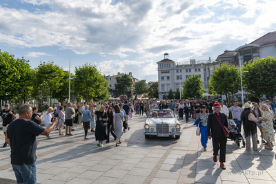 Sopot. Parada ulicą Bohaterów Monte Cassino do muszli...