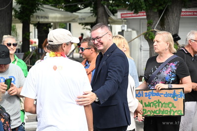 Symboliczne przejście przez Drzwi do Tolerancji. Marsz...