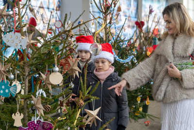 Sopot. Zapalenie światełek na ustrojonych przez dzieci...