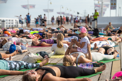 Joga na molo w Sopocie. 17.08.2024. Fot. Konrad Kosycarz...