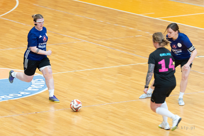 Hala 100-lecia w Sopocie.  Turniej piłki nożnej kobiet...