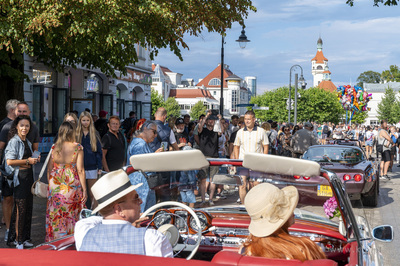 Sopot. Parada ulicą Bohaterów Monte Cassino do muszli...