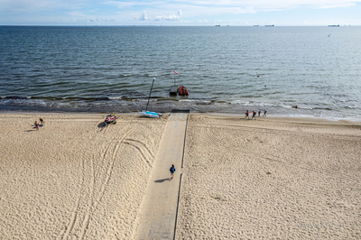 Wejscie na plażę na wysokości SKŻ i WOPR w Sopocie.
01.08.2022
fot....