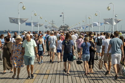 Tłumy turystów na sopockim molo. 15.08.2026 fot....