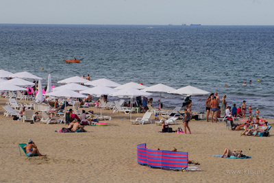 Sopot, plaża.  Nz. Tłum plażowiczów.  25.07.2022...