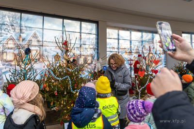 Sopot. Zapalenie światełek na ustrojonych przez dzieci...