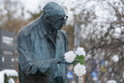 Złożenie kwiatów pod pomnikiem Władysława Bartoszewskiego....