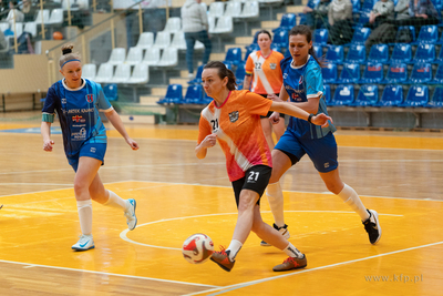 Hala 100-lecia w Sopocie.  Turniej piłki nożnej kobiet...