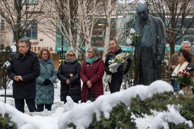 Złożenie kwiatów pod pomnikiem Władysława Bartoszewskiego....