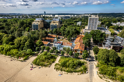 Wejscie na plażę na wysokości SKŻ i WOPR w Sopocie.
01.08.2022
fot....